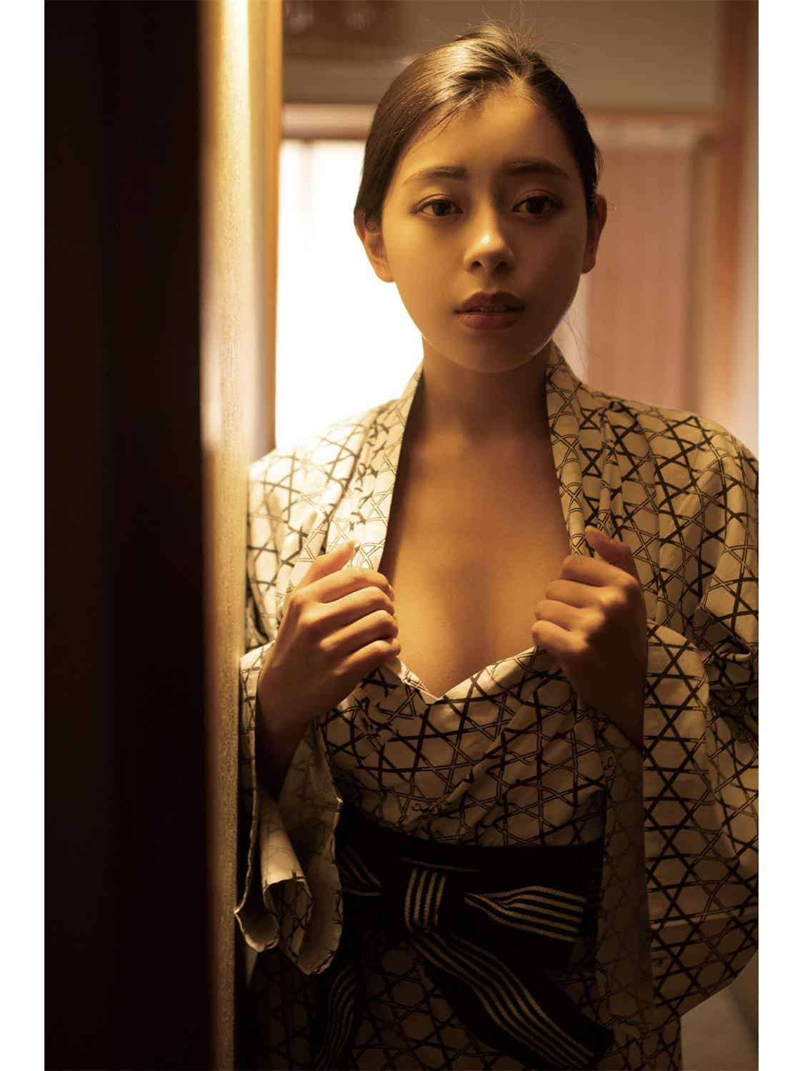 EMILY オフィシャルグラビア写真集 澄んだ季節  PHOTO BOOK-漫客吧